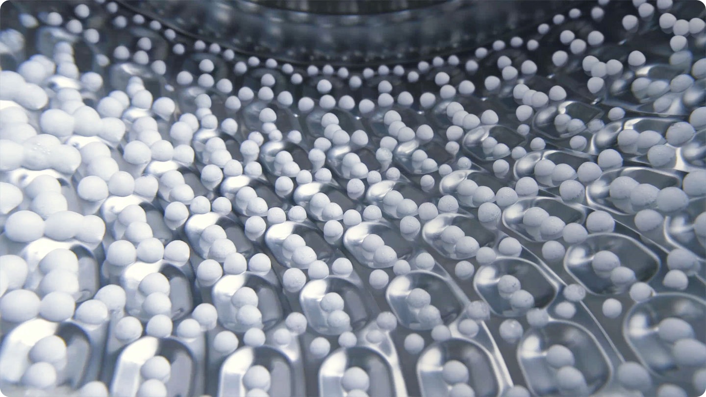 Υπάρχει μια κοντινή εικονα από φυσαλίδες αφρού που αυξάνεται σε μέγεθος με το κείμενο να ρυθμίσετε έξυπνα τον χρόνο πλύσης, τη θερμοκρασία και την ταχύτητα περιστροφής. Στη συνέχεια, μεταβαίνει σε ένα ύφασμα στο πλυντήριο που καλύπτεται από φυσαλίδες αφρού, υποδεικνύοντας έναν κύκλο πλύσης. Το κείμενο έως και 70% εξοικονόμηση ενέργειας με κρύο πλύσιμο εμφανίζεται στα δεξιά. Στη συνέχεια, μεταβαίνει σε ένα πλάνο του αφρού να αυξάνεται. Στη συνέχεια, μεταβαίνει σε μία μόνο φούσκα που αυξάνεται σε μέγεθος με το κείμενο 45,5% καλύτερη φροντίδα υφάσματος.