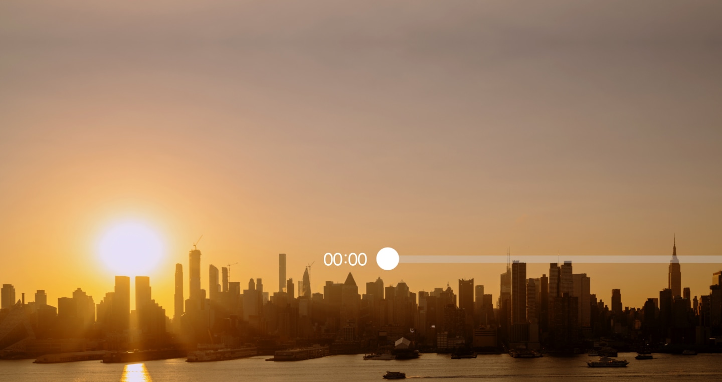 Интервальная съемка городского пейзажа, день переходит в ночь за 31 час благодаря долгой работе аккумулятора Galaxy S25 Ultra. В примечании указывается, что Galaxy S25 Ultra снабжен аккумулятором емкостью 5000 мА∙ч, который позволяет смотреть видео до 31 часа.