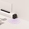 有一個 Soundbar 設置的插圖,包括一個主 Soundbar 放在電視櫃上和電視櫃旁邊的重低音揚聲器,聲波來自底部。