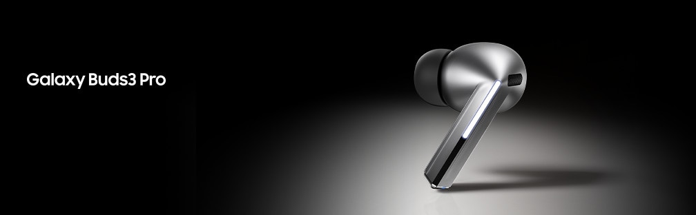 一對銀色 Galaxy Buds3 耳機懸浮在左傾打開的耳機盒上方。畫面可見「Galaxy AI is here」,配以 Galaxy AI 圖示。