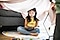 一個年輕的女孩盤腿坐在一個毯子堡內,在她的銀河平板電腦上觀看視頻。