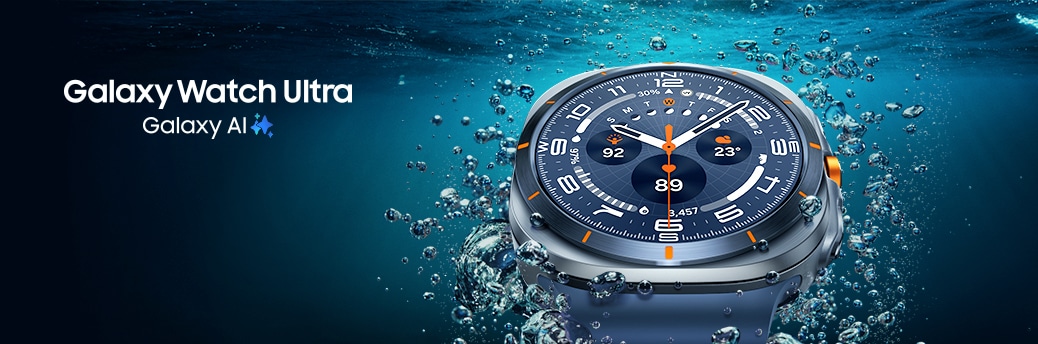 '近距離觀看在水中靠近水面,連接鈦夜藍水上運動錶帶的 Galaxy Watch Ultra,展現其設計特色。