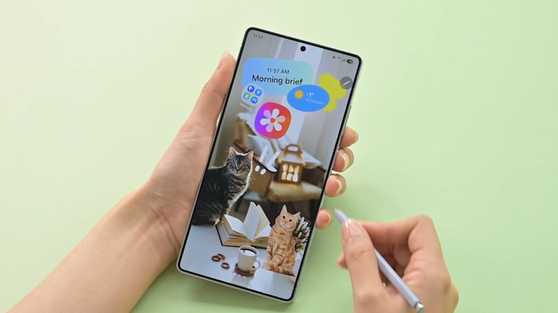 ▲ 利用 DIY 主畫面功能,將應用程式隱藏在貼圖下方