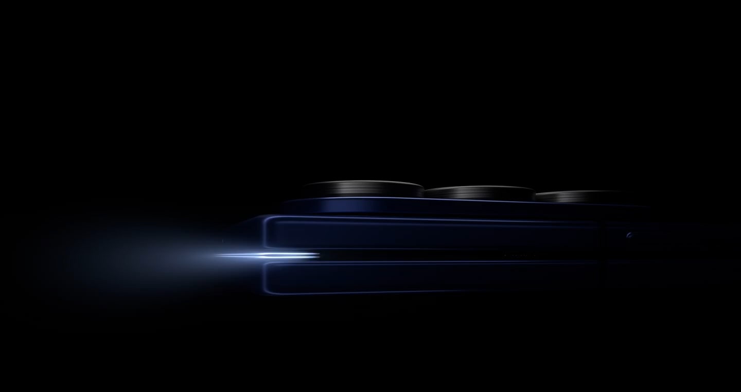Galaxy Z Fold7 的側面輪廓呈現水平狀態。光線透過設備摺疊處的縫隙照射進來,設備旋轉打開,展現出寬廣的主屏幕。設備旋轉回水平視圖並閉合。