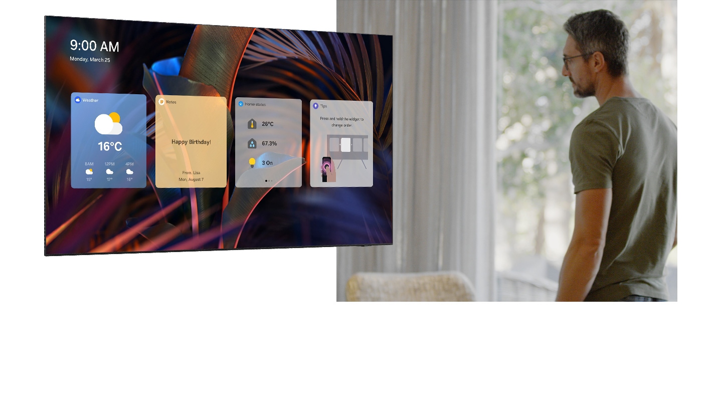 一個男人走過客廳中的 Samsung Smart TV。當他走過的時候,電視屏幕開啟,顯示時間是早上 9 點,日期是 3 月 25 日星期一,接著捲動數個不同的選項,顯示 Daily Board。第一個畫面顯示天氣,目前溫度為攝氏 16 度,預測早上 8 點溫度為 15 度,中午 12 點溫度為 17 度,下午 4 點溫度為 16 度。第二個畫面顯示筆記,其中有 8 月 7 日星期一 Lisa 的生日快樂。第三個屏幕顯示 SmartThings 連接裝置的居家狀態,包括攝氏 26 度、濕度 67.3% 和 3 盞燈亮著。第四個屏幕顯示提示,提示可長按 Widget 來變更順序。第五個畫面顯示 Energy,資訊說明你已使用每月目標的 7.2%,本月到目前為止使用了 28.21,每月目標為 50.00。第六個畫面顯示一個攝影機,顯示外面有一個送貨員。