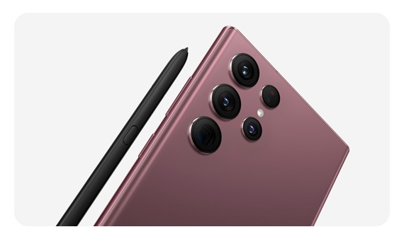 Gornja polovica uređaja Galaxy S22 Ultra prikazana sa stražnje strane sa S Pen olovkom sa strane.