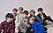 BTS snima zajednički selfie. Svi članovi grupe BTS sjede na podu i snimaju zajednički selfie na Galaxy S20+ uređaju koji drži Jung Kook.