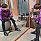 Jung Kook iz grupe BTS sjedi na lopti za vježbanje okrenut prema ogledalu, drži Galaxy S20 i izgleda da se snima