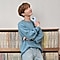 j-hope iz grupe BTS uspravno stoji i gleda prema gore s Galaxy S20 uređajem u ruci, iza njega se nalaze tri police s glazbenim pločama