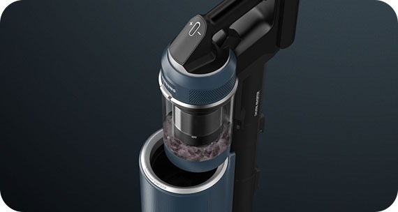 Promatrano odozgo, plavi Bespoke JET štapni usisavač u kojem ima prašine postavlja se na višenamjensku postaju za čišćenje Clean Station.