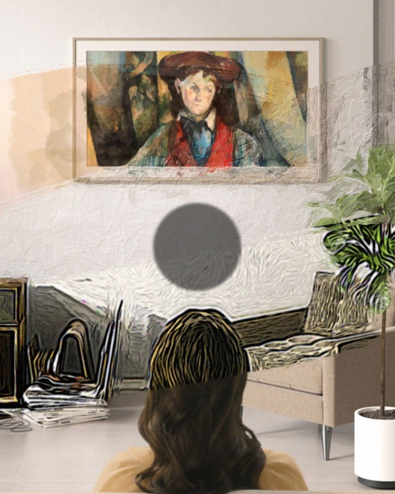 Žena zuri u The Frame televizor dok se na njemu prikazuje slika mladića sa šeširom.