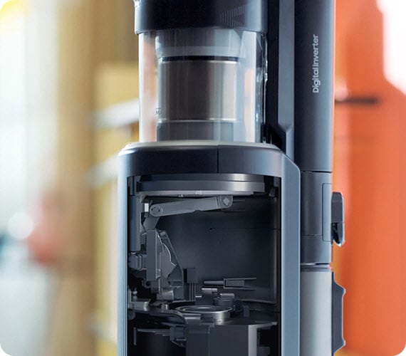 Kamera se kreće niz sveobuhvatnu stanicu za čišćenje Jet Bot Combo usisavača. Element se unutra pomiče, a zatim se prizor mijenja u pogled iznutra na Jet Bot Robot usisavač dok vruća tekućina i para okružuju njegove komponente krpe.