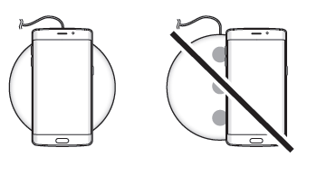 Stavite pametni telefon Galaxy na sredinu podloge za punjenje