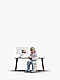 Egy figura ül egy széken egy asztal előtt, amin egy Samsung Smart monitor van. A figura épp jegyzetel egy füzetbe.