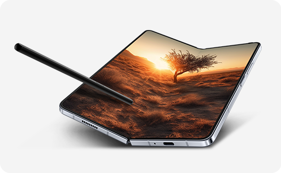 Päikeseloojang avatud Galaxy Fold5 ekraanil, mille ülaosas on S Pen.