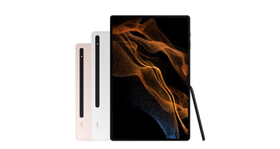 Egy Rózsaarany Galaxy Tab S8 hátulnézetből, mellette egy Ezüst színű Galaxy Tab S8+ hátulnézetből, majd egy Grafitszürke Galaxy Tab S8 Ultra elölnézetből, nekitámasztott S Pen érintőtollal.