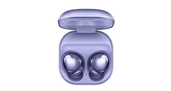 Nyitott Galaxy Buds Pro tok, amelyben látszanak a fantomlila fülhallgatók.
