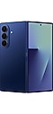 Egy ködös kék színű Galaxy Z Fold7 látható kihajtva, hátulnézetből.