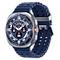 Egy kék vízi szíjas titánkék Galaxy Watch Ultra közelképe látható megdöntve.