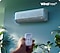 Egy kéz egy távirányítóval a Samsung Windfree felé mutat. Egy gomb megnyomásakor a ventilátor bezárul, és pára távozik a légkondicionálóból, ezzel jelezve a hűtést.