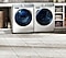 Fehér Samsung AddWash QuickDrive mosógép és fehér színű szárítógép egy modern mosókonyhában