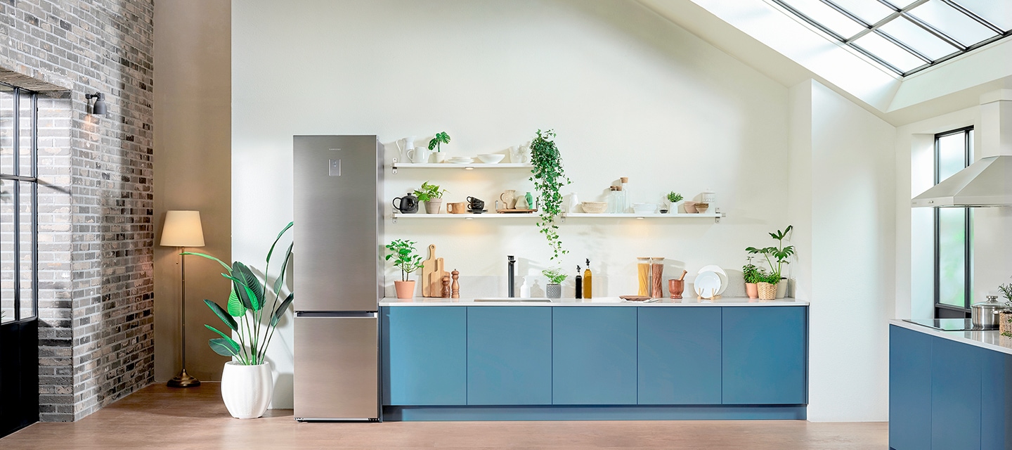 A Samsung hűtőszekrény RB7300T, ami az Új alulfagyasztós hűtőszekrény SpaceMax™ technológiával, egy zöld növény és egy kadettkék konyhaszekrény között áll. És ezután a videó megmutatja a zöldségek hűtéséhet legmegfelelőbb hőmérsékletet, hogy maximalizálhatsd a frisseséget.