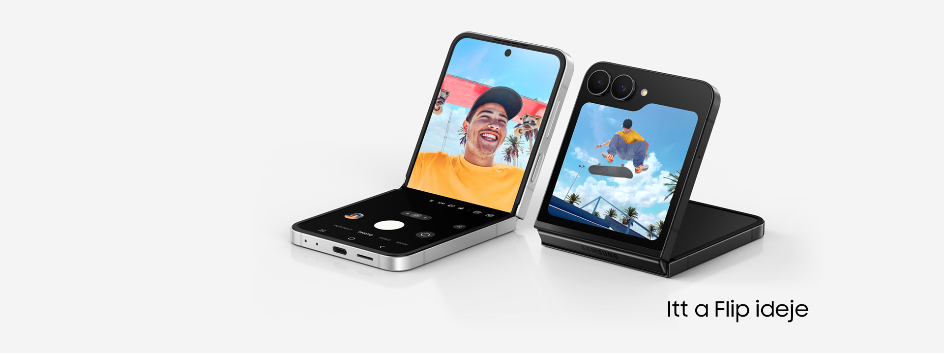 Két Galaxy Z Flip7 FE készülék látható: egy fekete és egy fehér. Mindkét készülék hajlított mód üzemmódban van, az egyik a fedőképernyő, a másik a főképernyő felől látható. Galaxy AI. Eljött a Flip ideje.