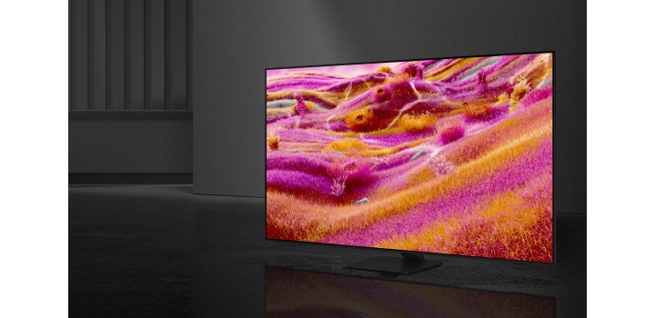 A Samsung Neo QLED TV látható a képen Mini LED technológiával és egy rózsaszín absztrakt képpel a képernyőn.