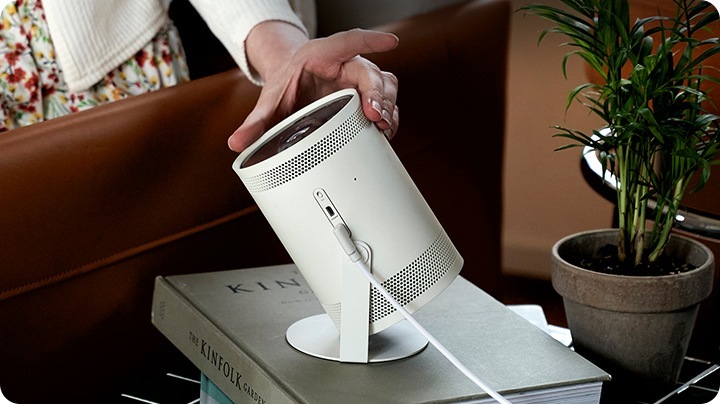 The Freestyle projector is shown with different skin and cradle color options, including white, pink, beige and green.