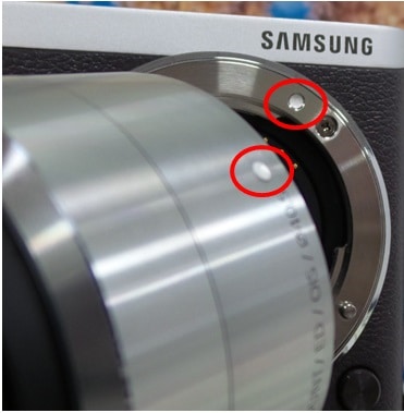Align the indexes(white dot) on the camera and the lens. 