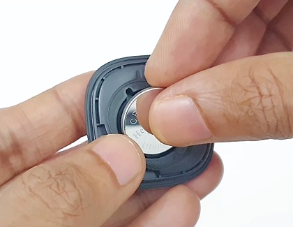 Battery being removed from SmartTag