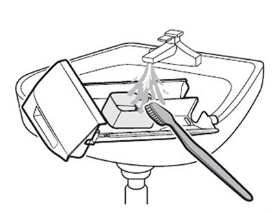 Rinçage à l'eau des pièces du tiroir à lessive d'un lave-linge Samsung