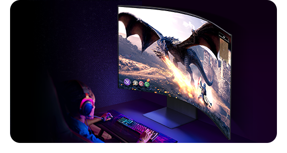 גיימר משחק במשחק וידאו על צג Odyssey Ark