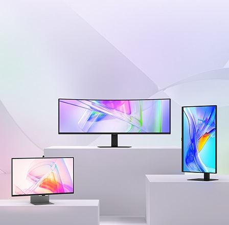 Three monitors in different sizes. A monitor that is rotated 90 degrees, a monitor with a longer screen, and a regular-sized monitor.