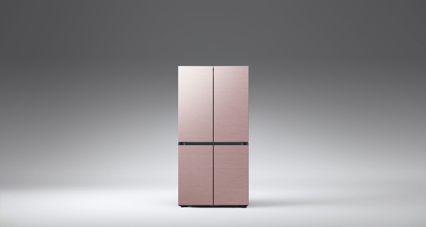 מוצג מקרר בעל 4 דלתות צרפתיות בצבע פלדה שמפניה.