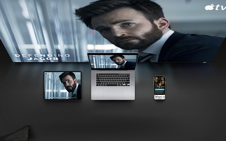 טלוויזיה חכמה של Samsung מוצגת לצד iPhone, iPad ו-Macbook. ממשק המשתמש של הטלוויזיה החכמה של Samsung כולל את אפליקציית Apple TV, כך שניתן ליהנות מיותר תכנים בטלוויזיה החכמה של Samsung. AirPlay 2 מביא סרטונים ותמונות לטלוויזיה החכמה של Samsung מתוך מכשירי Apple, כגון iPhone, iPad ו-Macbook.