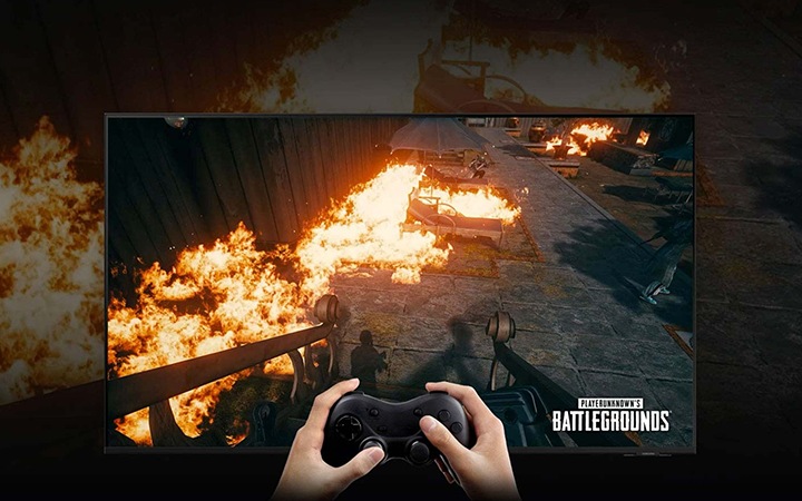 משפחה צופה ב-YouTube בטלוויזיה החכמה Smart TV של Samsung בסלון. אנימציית תלת-ממד עם דמות הדבורה משודרת דרך אפליקציית YouTube על גבי הטלוויזיה החכמה.