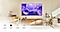 מסך Crystal UHD מותקן בצורה מסודרת על הקיר מעל קונסולת טלוויזיה. סמלים מציינים את התכונות המובילות: מעבד Crystal 4K, עיצוב Metalstream, Samsung Knox Security ו"תוכן אינסופי בחינם".