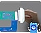 تظهر يد في لقطة مقربة، وهي تركّب Less Microfiber™ Filter في عملية تصفية مصورة للماء في غسالة، وتعرض القصاصات الملونة الشوائب البلاستيكية في أثناء خروجها من الغسالة. وهناك صورة لغسالة بلون أزرق على الجانب السفلي الأيمن.