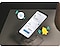 يظهر هاتف Samsung Galaxy في لقطة مقرّبة مستقراً على جانبه الخلفي وجانبه الأمامي لأعلى، ويميل قليلاً إلى اليمين. يستقر هاتف Samsung Galaxy فوق حامل هاتف بلون فاتح. وهناك صورة منبه على شكل جرس بلون أصفر وصورة لرمز تطبيق SmartThings، وهذه العناصر كلها توضح الوظائف المختلفة التي يمكن استخدام أجهزة Samsung Galaxy القديمة لأدائها.