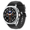 Galaxy Watch8 Classicـێکی ڕەش لەگەڵ قایشێکی هایبریدی ڕەش بە گۆشەیەکی مەیلکراو نیشان دراون.