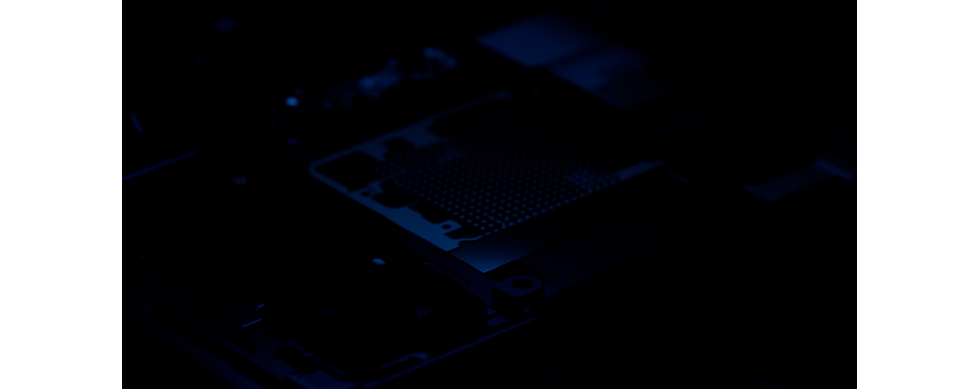چیپێکی درەوشاوە لەسەر مۆدەربۆردێک دەنیشێت. چیپەکە وشەکانی CPU و GPU و NPU لەسەرە کە ڕووناک کراون.