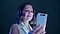 Millie Bobby Brown زەردەخەنە دەکات کاتێک سەیری Galaxy A80ـێکی ڕەنگ سپی مات دەکات لەناو دەستەکانیدا