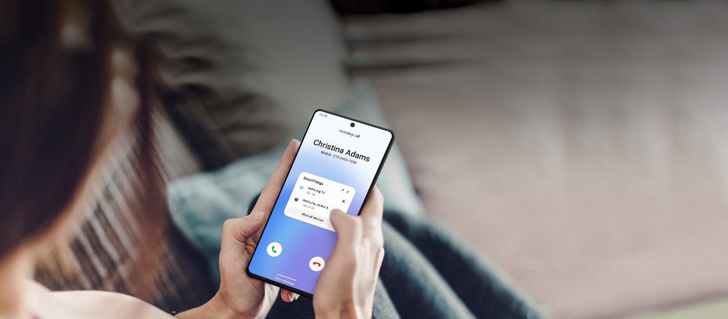 یک رابط کاربری گرافیکی تلفن هوشمند Galaxy تماس ورودی از Christina Adams و پنجره بازشوی SmartThings را نشان می‌دهد که به شما امکان می‌دهد تلویزیون اتاق نشیمن، یا تمام دستگاه‌ها را بی‌صدا کنید. 