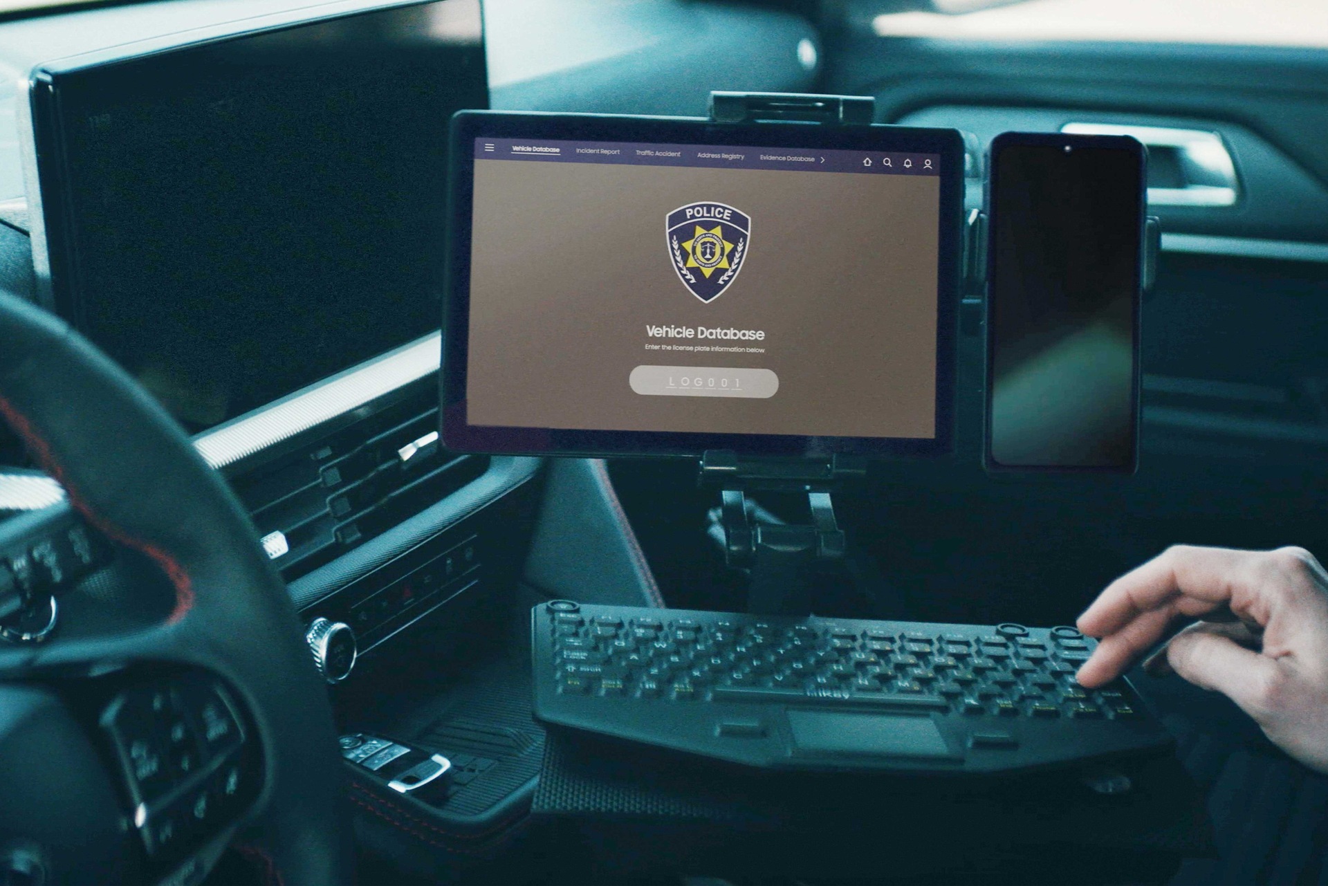 Un uomo seduto in un veicolo che preme il pollice su una robusta tavoletta nera Samsung che è tenuta in un supporto per tablet