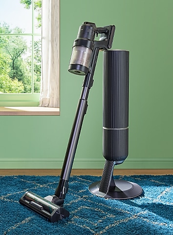 Un Samsung Jet 90 collocato in verticale sopra una Z-Station con diversi accessori accanto a una Clean Station.