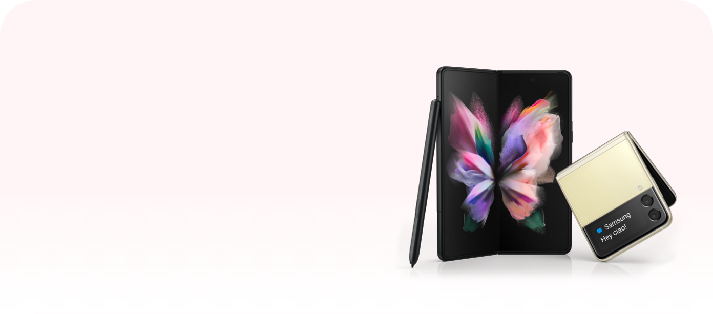 Foto di una donna con gli occhiali che tiene in mano un Samsung Galaxy S20 5G.