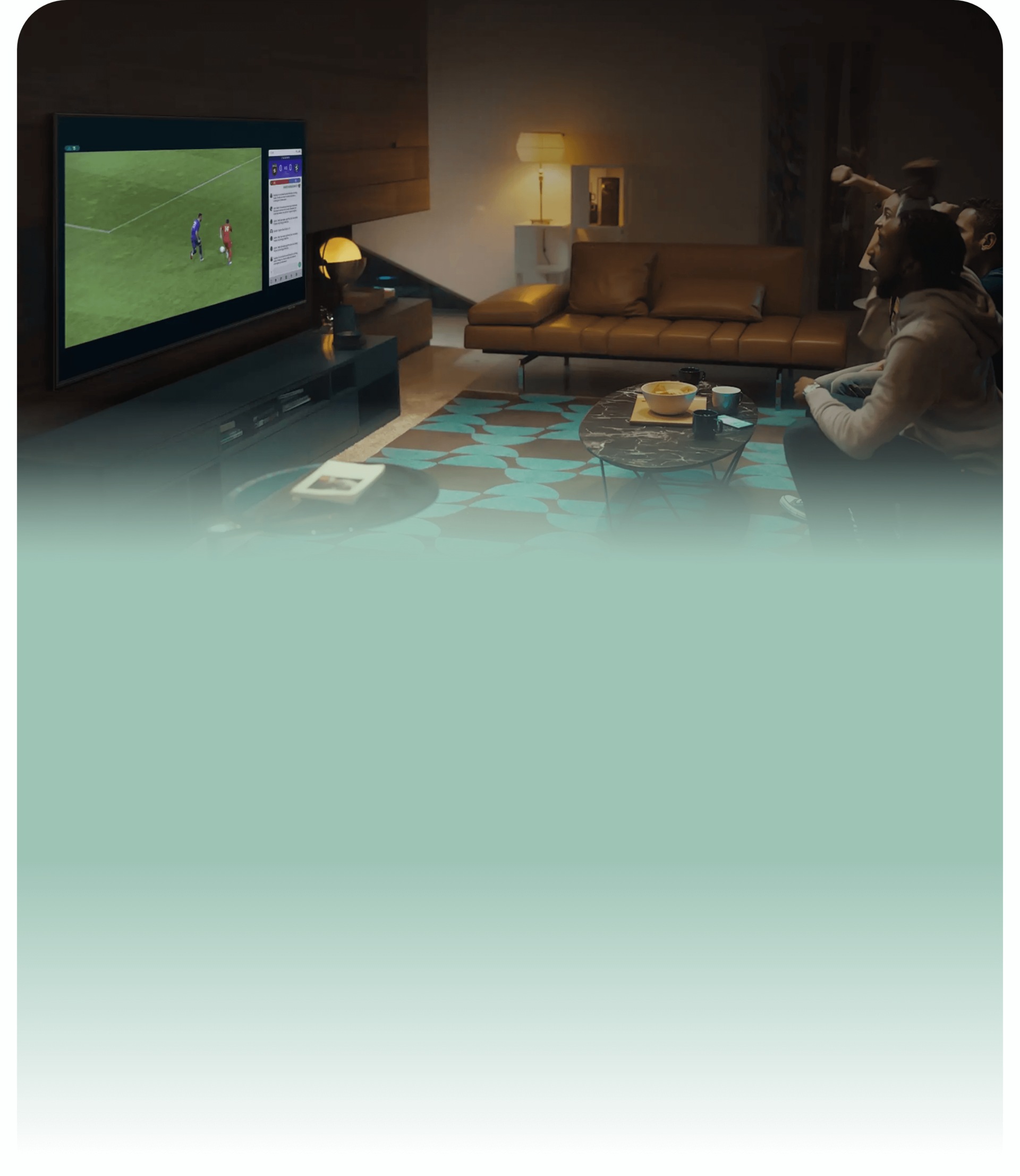 Foto di una donna con gli occhiali che tiene in mano un Samsung Galaxy S20 5G.