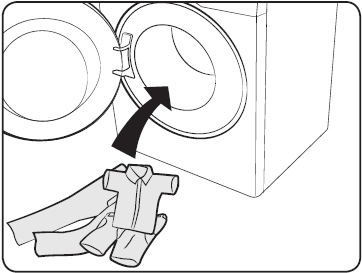 inserimento vestiti nel cestello sopra la capsula detergente