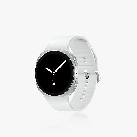 Galaxy Watch8 attaccato a uno Sport Band in versione White, con la fibbia a formare un anello chiuso. Il quadrante è leggermente inclinato a sinistra per lasciar intravedere sia il quadrante che lo Sport Band.